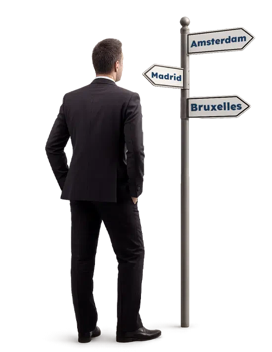 uomo davanti a cartello direzionale con varie città europee