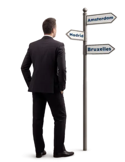 uomo davanti a cartello direzionale con varie città europee